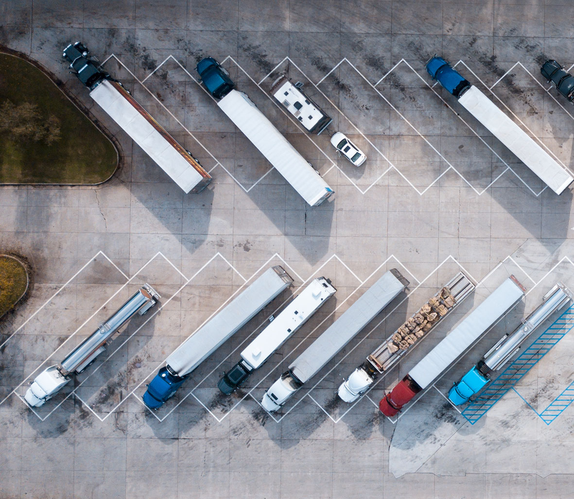 Photo vu du dessus de camions rangés en bataille