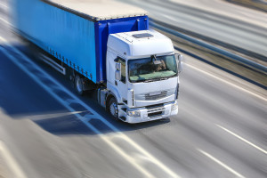 Camion en prise de vitesse afin d'imager une assistance réactive qui permet aux transporteurs d'agir rapidement pour leurs clients.
